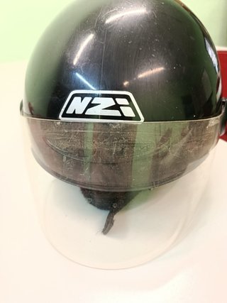 Casco de moto negro con visera