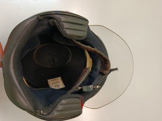 Casco de moto negro con visera
