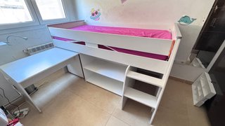 Cama alta infantil con escritorio