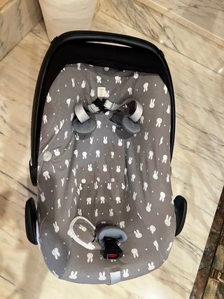 Silla auto Maxi Cosi Pebble gris con conejitos