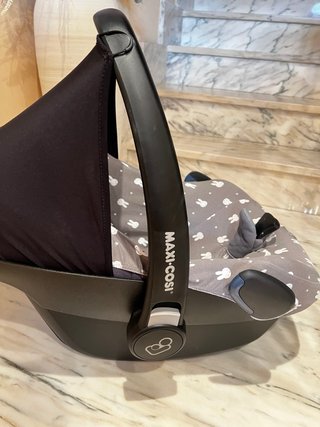Silla auto Maxi Cosi Pebble gris con conejitos