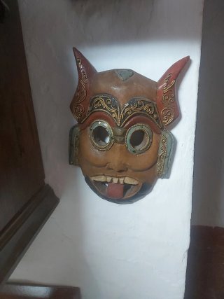 Máscara de madera artesanal