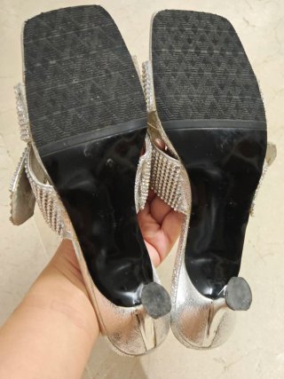 Sandalias de tacón plateadas con pedrería