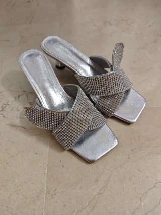 Sandalias de tacón plateadas con pedrería