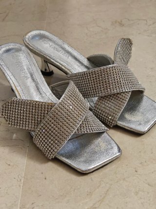 Sandalias de tacón plateadas con pedrería
