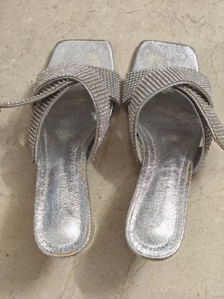 Sandalias de tacón plateadas con pedrería
