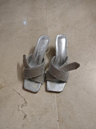 Sandalias de tacón plateadas con pedrería