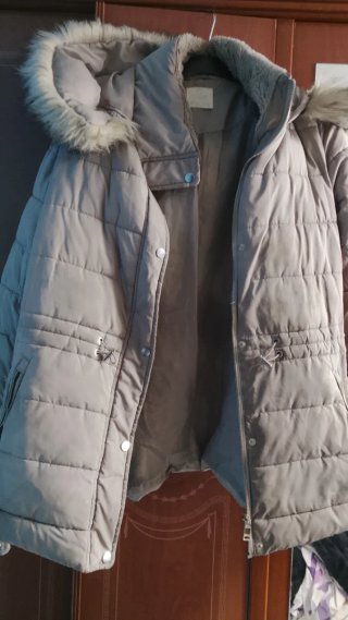 Chaquetón beige/gris con capucha y pelo