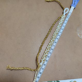 Lote de pulseras tejidas en hilo dorado y blanco