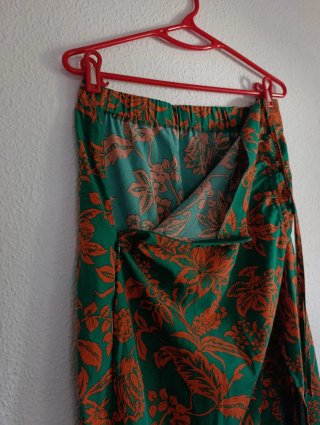 Falda larga verde y naranja, hasta la rodilla