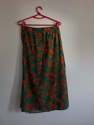 Falda larga verde y naranja, hasta la rodilla