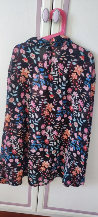 Blusa floreale nera con stampa colorata