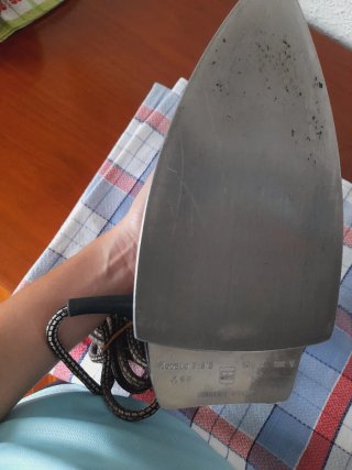 Plancha vintage negra y cromada