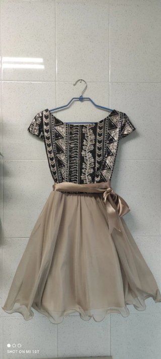 Vestido de fiesta beige y multicolor