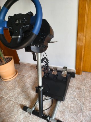 Volante Thrustmaster T150 Pro + Pedales (leer)