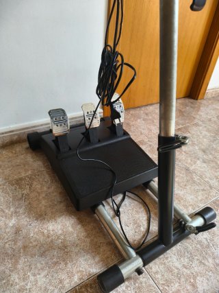 Volante Thrustmaster T150 Pro + Pedales (leer)