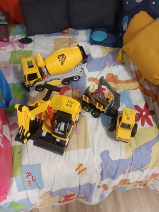 Conjunto de camiones y excavadora de juguete