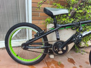 Bicicleta BMX 380° Negra con Detalles Verdes