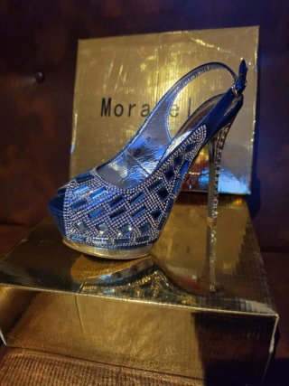 Zapatos de tacón blancos con pedrería