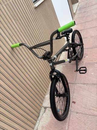 Bicicleta BMX principiantes gris