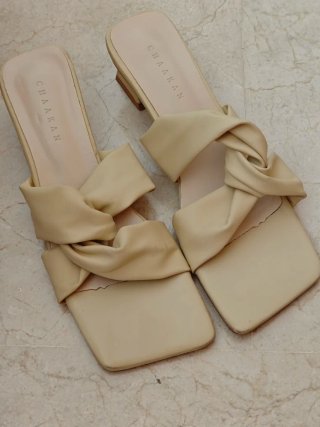 Sandalias CHAAKAN tacón beige/amarillo