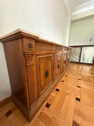 Aparador clásico de madera y marmol
