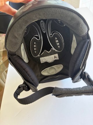 Casco de esquí con flores