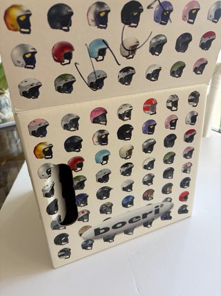 Casco de esquí con flores
