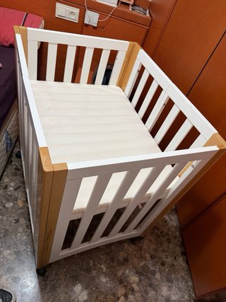 Minicuna bebé con ruedas y 2 colchones