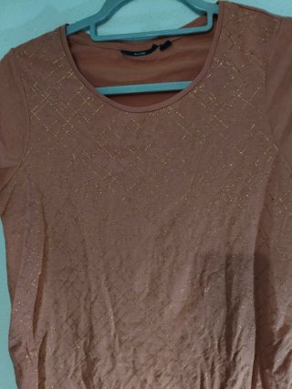 Camiseta Kiabi con estampado dorado