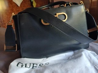 Bolso Guess Negro Piel. De mano y correa bandolera