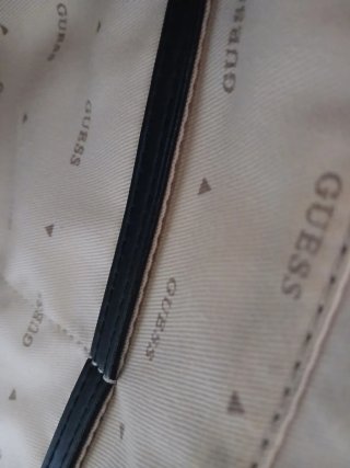 Bolso Guess Negro Piel. De mano y correa bandolera