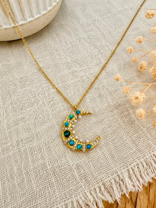 Collarbañado en oro y decorado con piedra natural