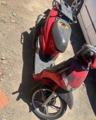 Peugeot Scooter Roja y Negra