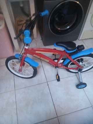 Bicicleta infantil con ruedines