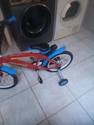 Bicicleta infantil con ruedines