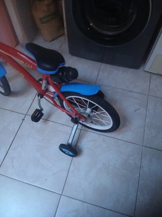Bicicleta infantil con ruedines