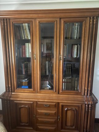 Biblioteca de madera y cristal
