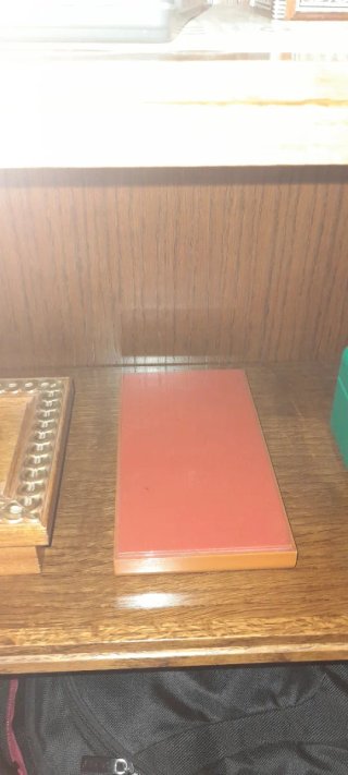 Caja metálica dorada y naranja