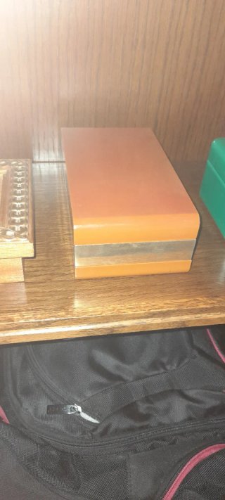 Caja metálica dorada y naranja