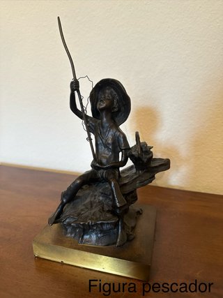 Figura de bronce de pescador