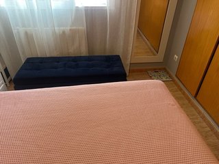 Canapé de cama con cabezal y pouff