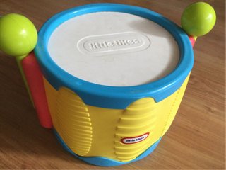Tambor Little Tikes con baquetas