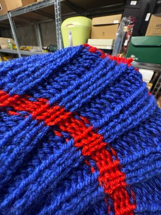 Gorro azul y rojo con pompón