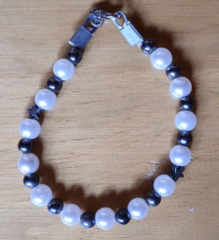 Pulsera bisutería perlas y estrellas