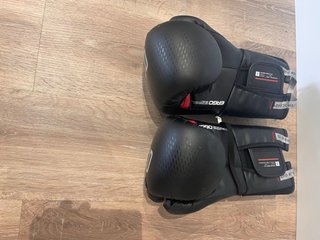 Guantes de boxeo negros
