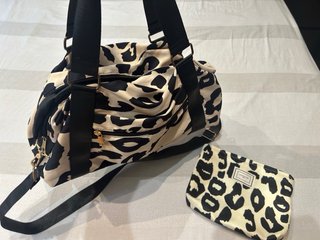 Bolsa de deporte y neceser estampado