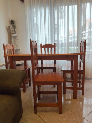 Mesa de comedor de madera
