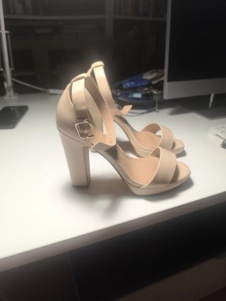 Sandalias de piel beige sin estrenar