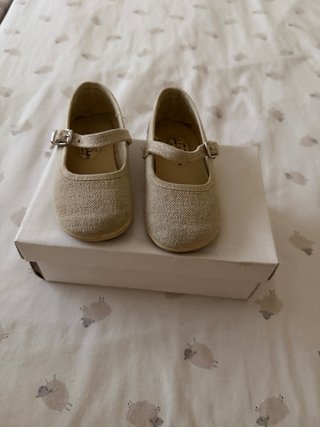 Manoletinas niña beige con hebilla numero 24